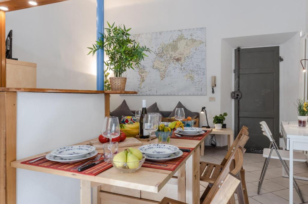 una cucina con tavolo in legno e cibo di Tuttomondo Central Flat with Private Courtyard a Pisa