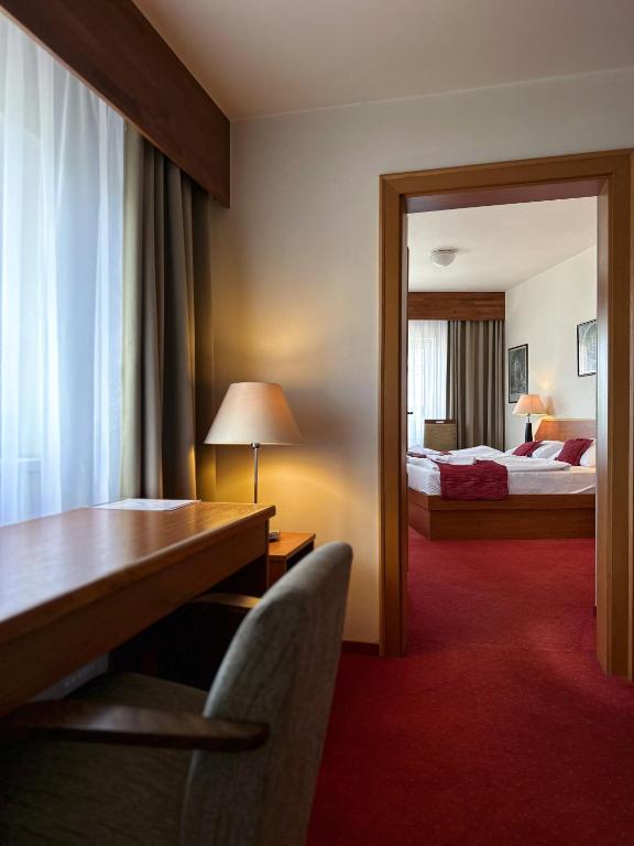 Uma cama ou camas num quarto em Hotel Theresia