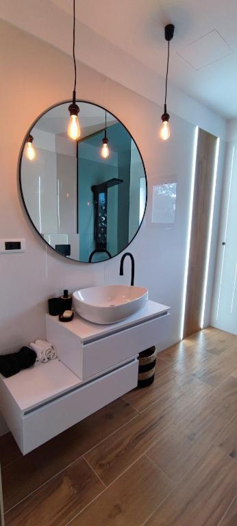 une salle de bain avec un lavabo et un miroir dans l'établissement Smart home Sébastien, à Kastav