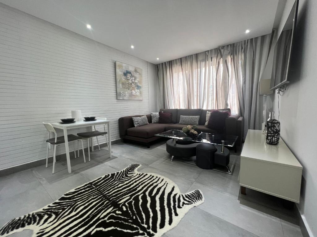 - un salon avec un tapis à motifs zébré et un canapé dans l'établissement Studio luxueux et contemporain, à Casablanca