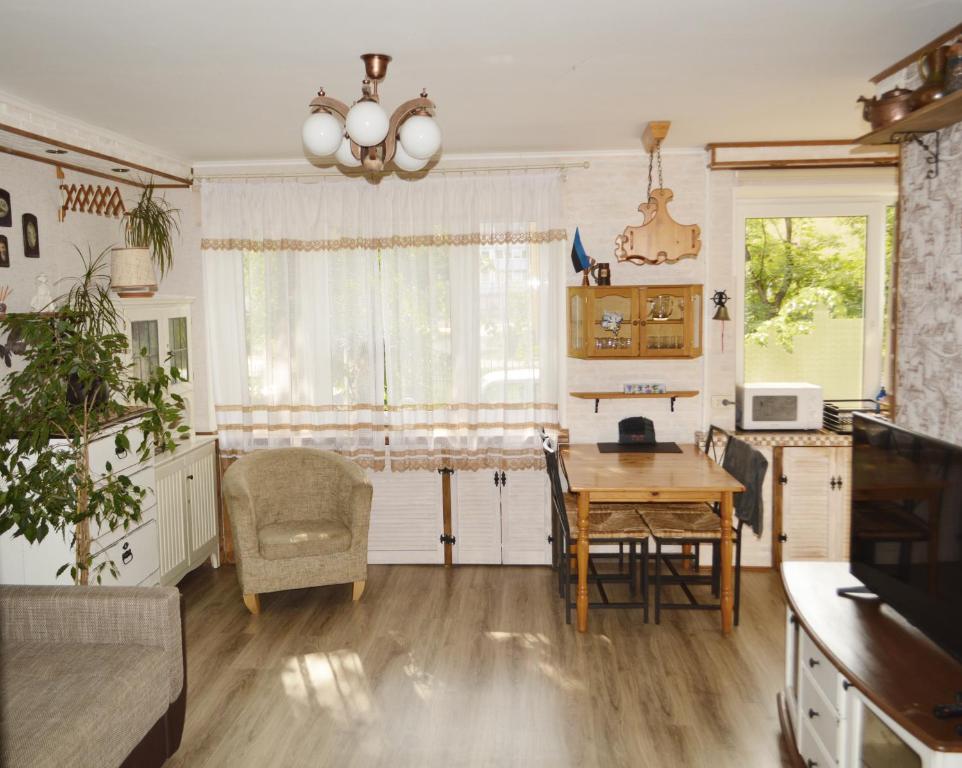 uma cozinha com uma mesa e uma sala de jantar em Grafovi apartments em Narva