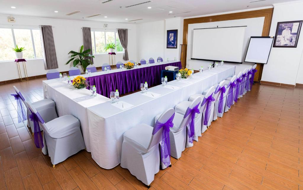 Khu vực hỗ trợ khách đi công tác/phòng hội thảo tại TTC Hotel Phan Thiet