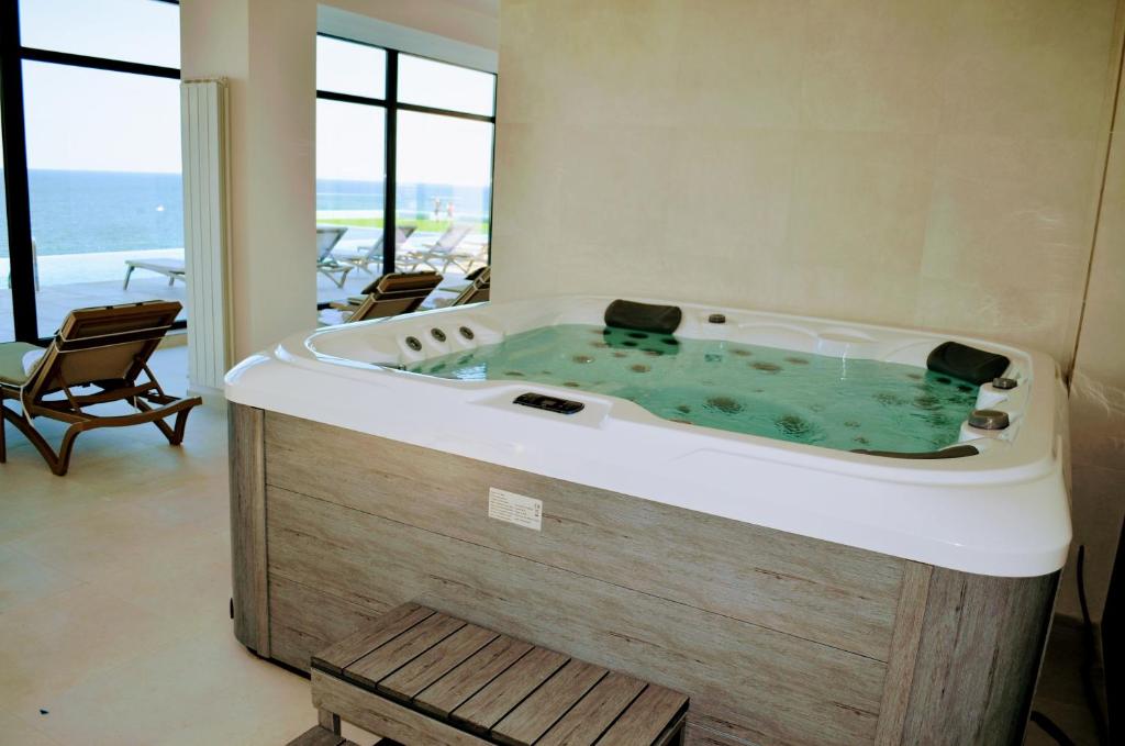 Beach Bliss - Jacuzzi & Sauna Infinity Resort, Mamaia Nord – Updated 2024  Prices