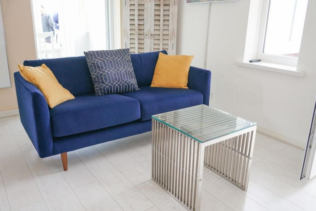 un sofá azul y una mesa en la sala de estar en Very Peaceful Semi Detached Home Stoke on Trent en Rough Close