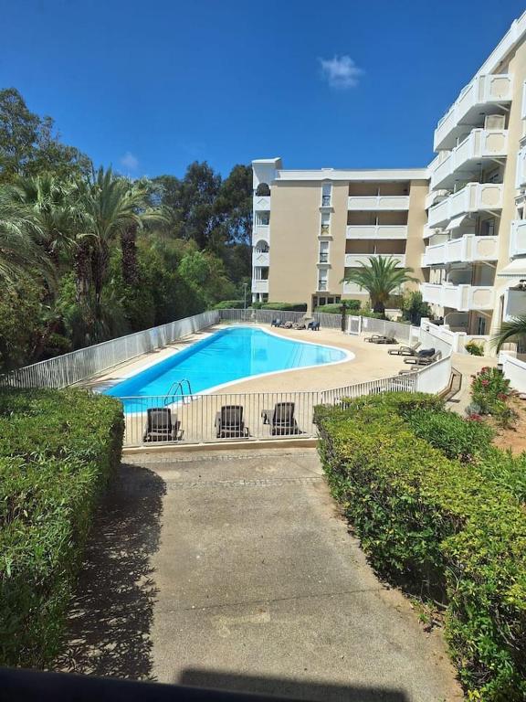 Photo de la galerie de l'établissement appartement t2 hyères piscine, à Hyères