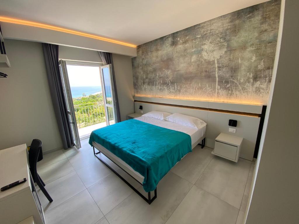Postel nebo postele na pokoji v ubytování Aether Suites Tropea - Free Private Parking