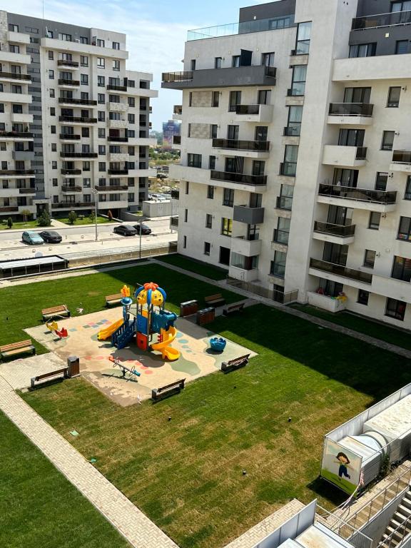 una vista aérea de un parque infantil en el medio de un edificio en Toto’s Apartment en Constanza