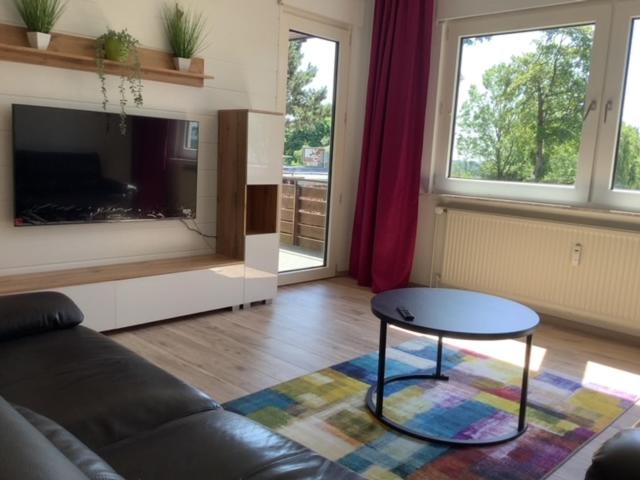 een woonkamer met een bank en een tafel bij Ferienwohnung Harzblick 4 in Braunlage