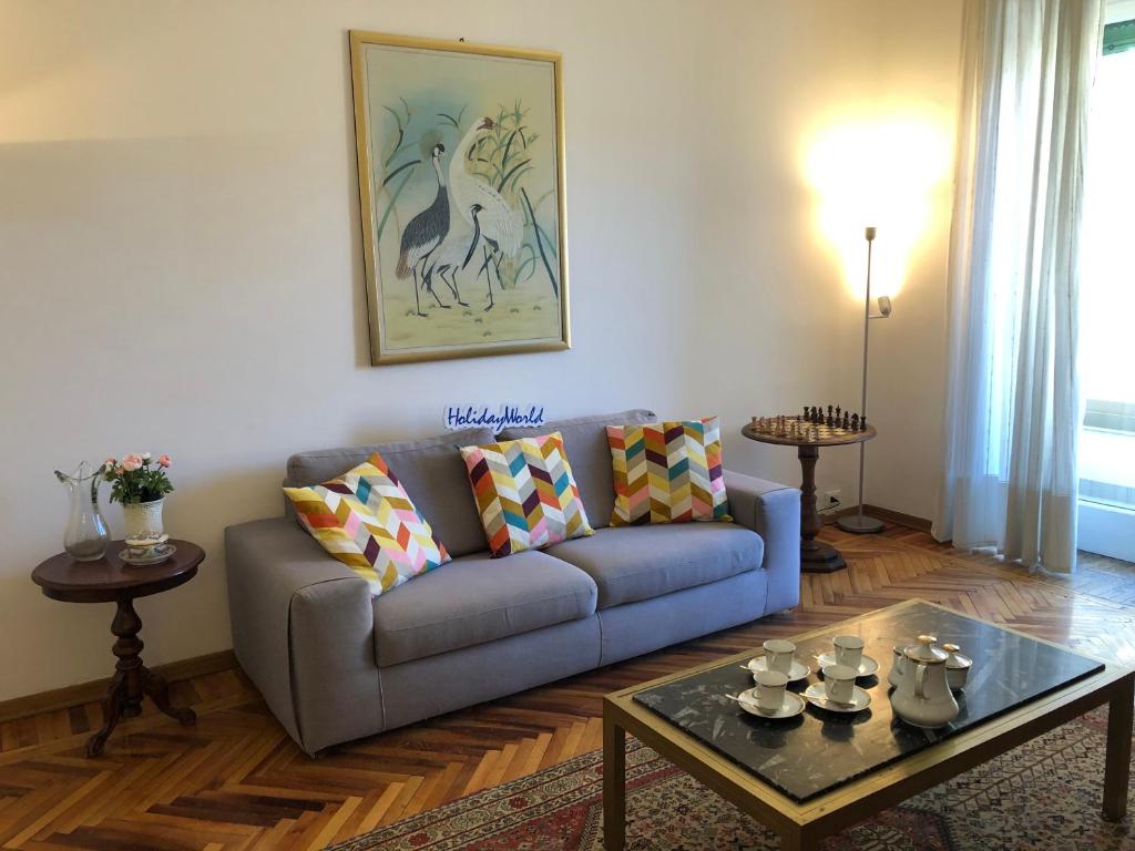 salon z kanapą i stołem w obiekcie Casa di Max by Holiday World w Turynie