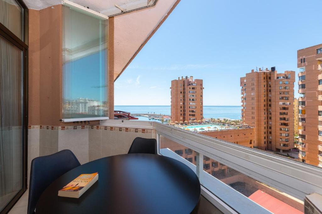ein Balkon mit Tisch und Meerblick in der Unterkunft Sunny one bedroom apartment in Fuengirola