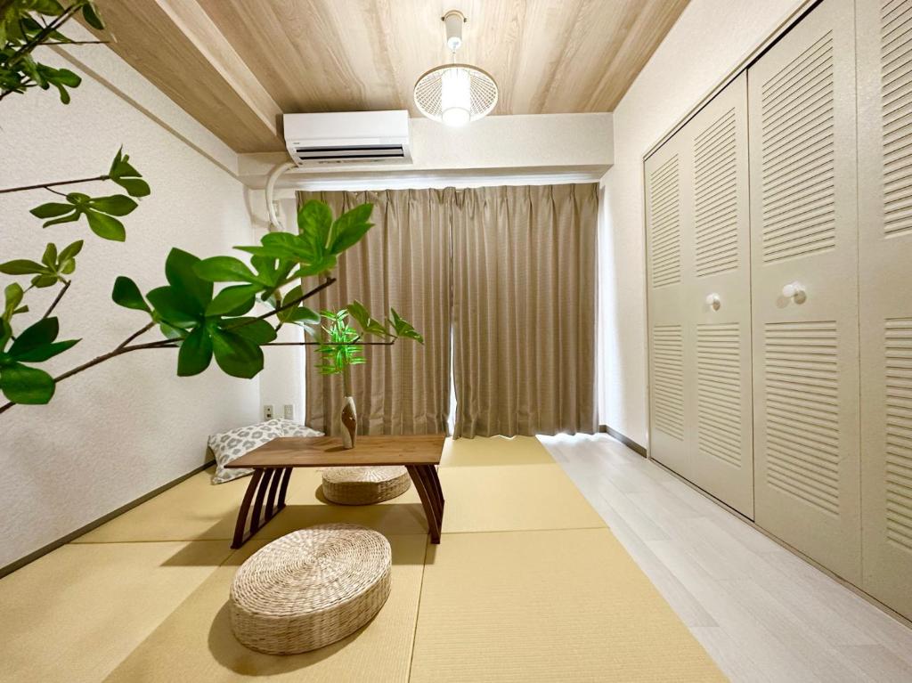 een woonkamer met een tafel en een stoel bij shibuya area -Max 5p-家庭公寓-新宿区和涉谷区-车站7分 in Tokyo