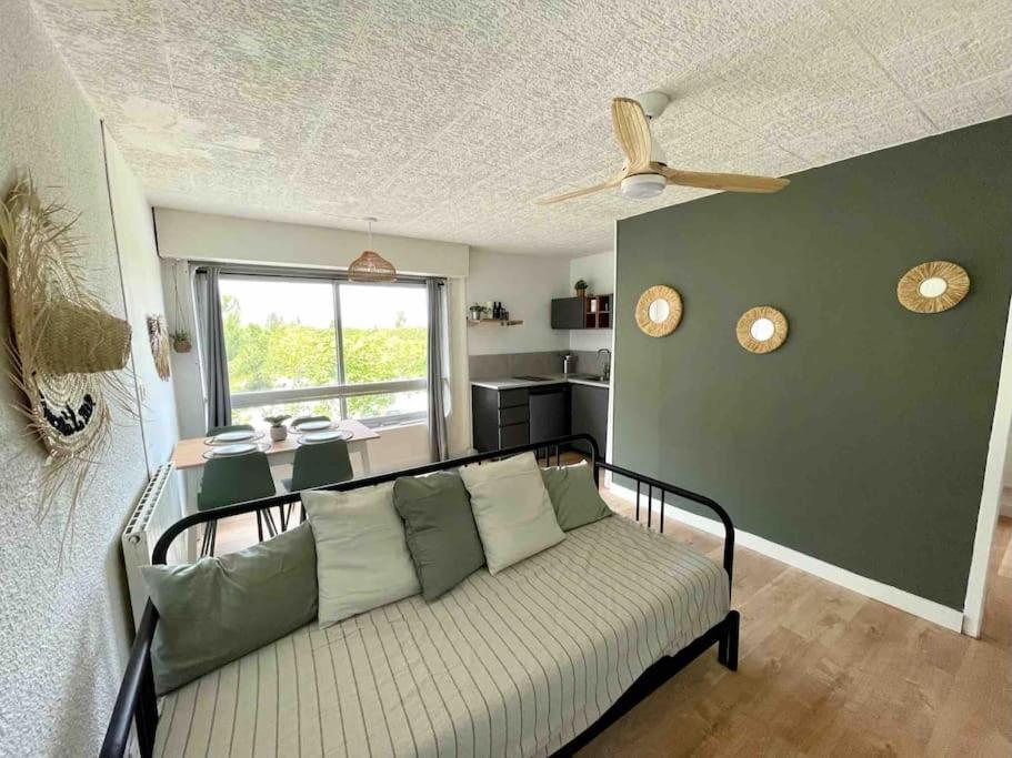 a living room with a couch and a table at T2 rénové avec place parking privée et vue dégagée à Carnon in Carnon-Plage