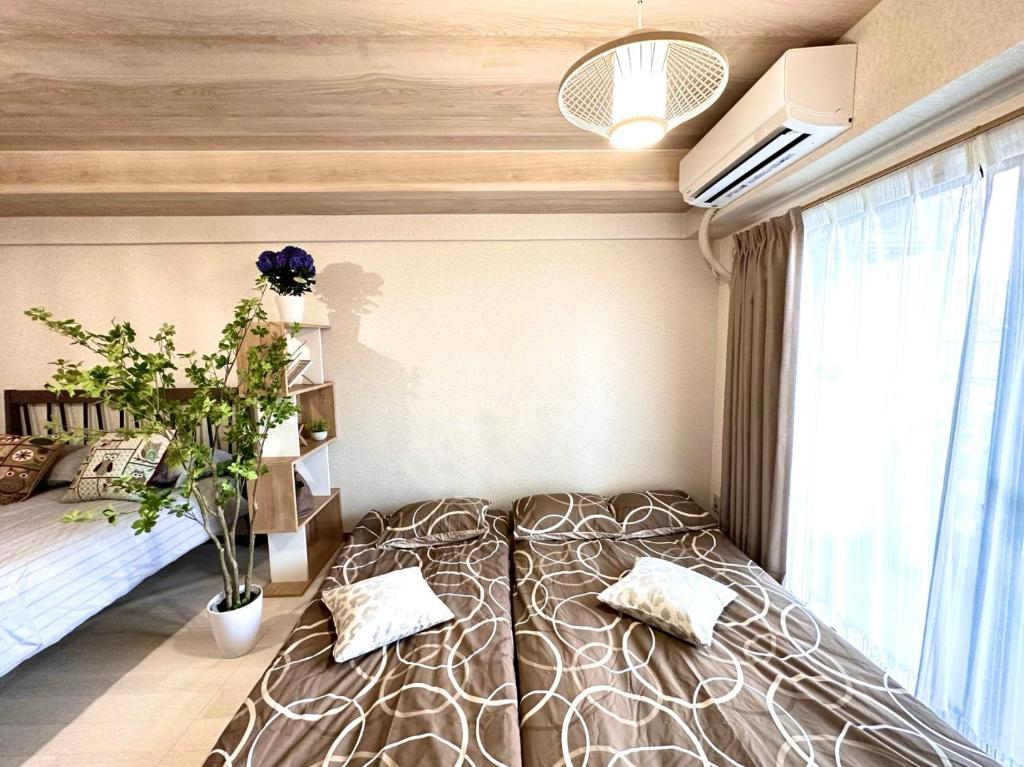 Postel nebo postele na pokoji v ubytování shibuya center -Max 5p-家庭公寓-车站7分-直达新宿涉谷六本木银座