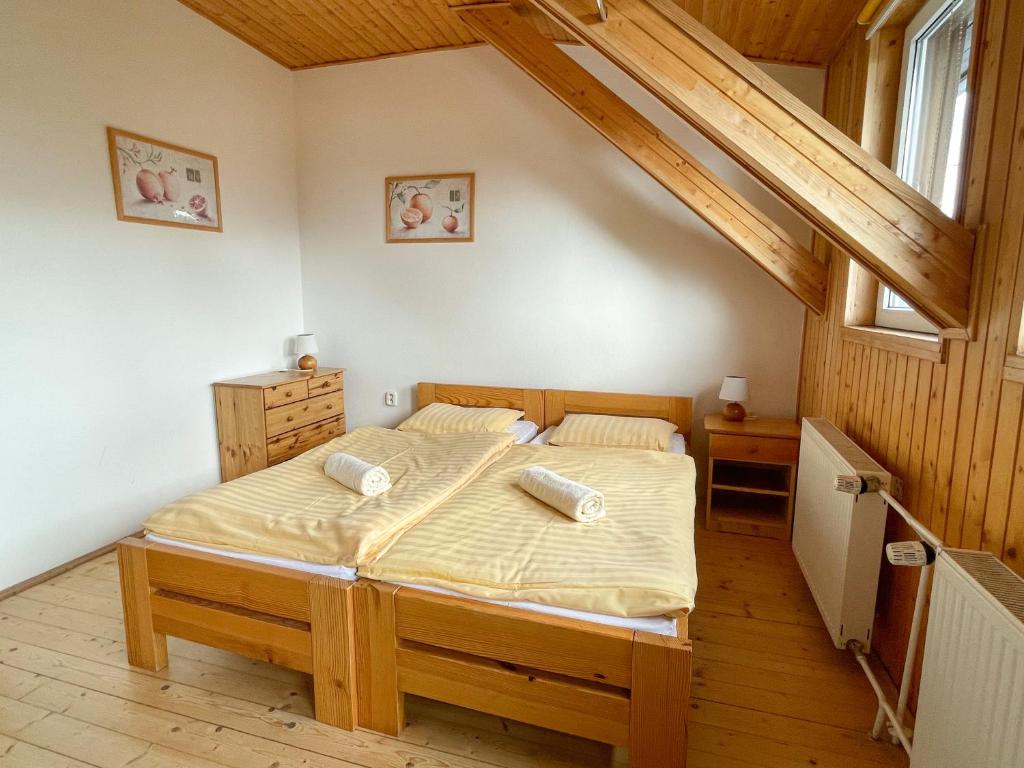 een slaapkamer met een groot bed op zolder bij Horský Hotel Totem in Jarabá