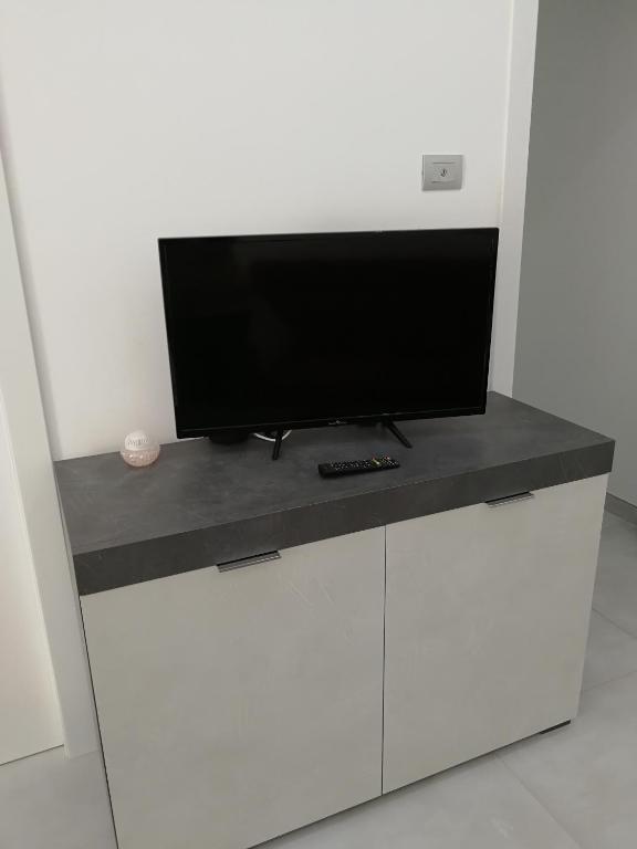 TV a/nebo společenská místnost v ubytování Strada del mare