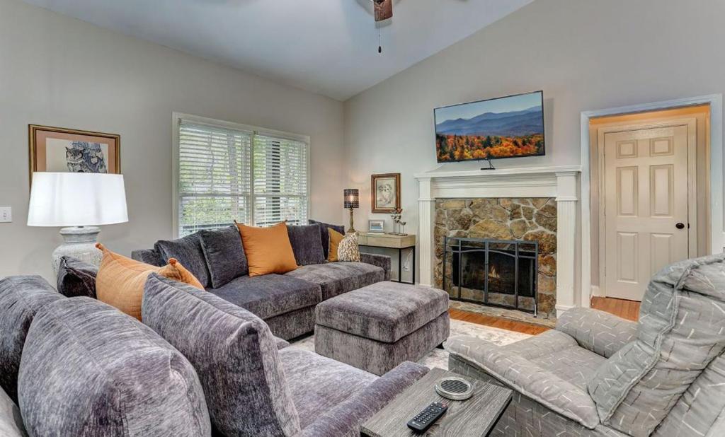 Owls Nest Shoot pool relax on the screenedin deck and grill out