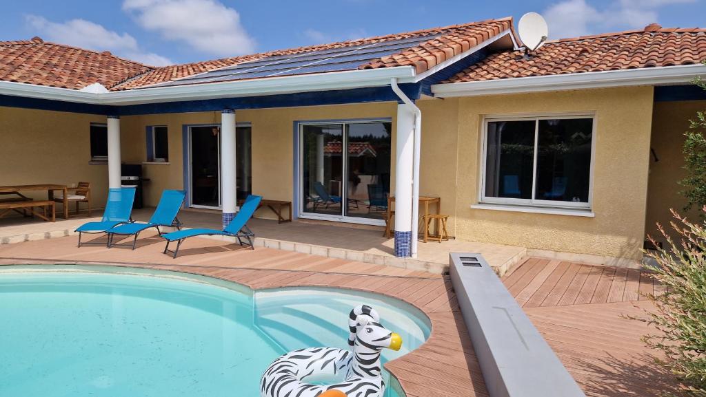 une maison avec une piscine ornée d'un zebra peint sur elle dans l'établissement La Villa du Marensin, à Lit-et-Mixe
