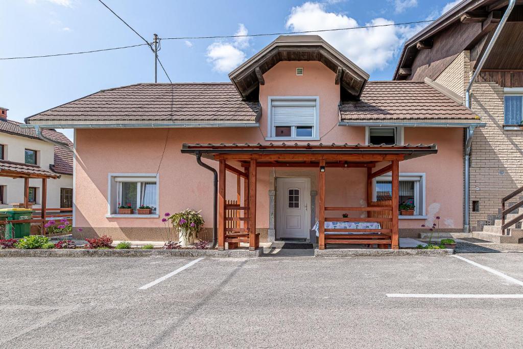 Budova, kde se prázdninový dům nachází