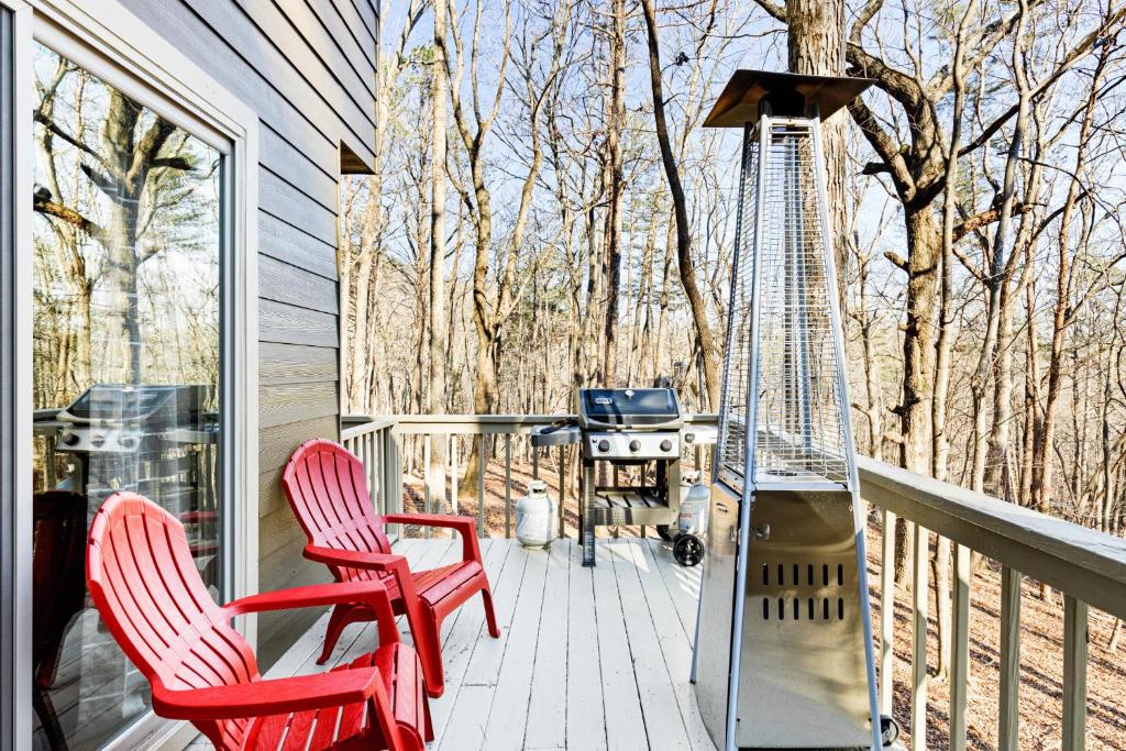 Hideaway Trees WoodBurning Fireplace Community Lakes