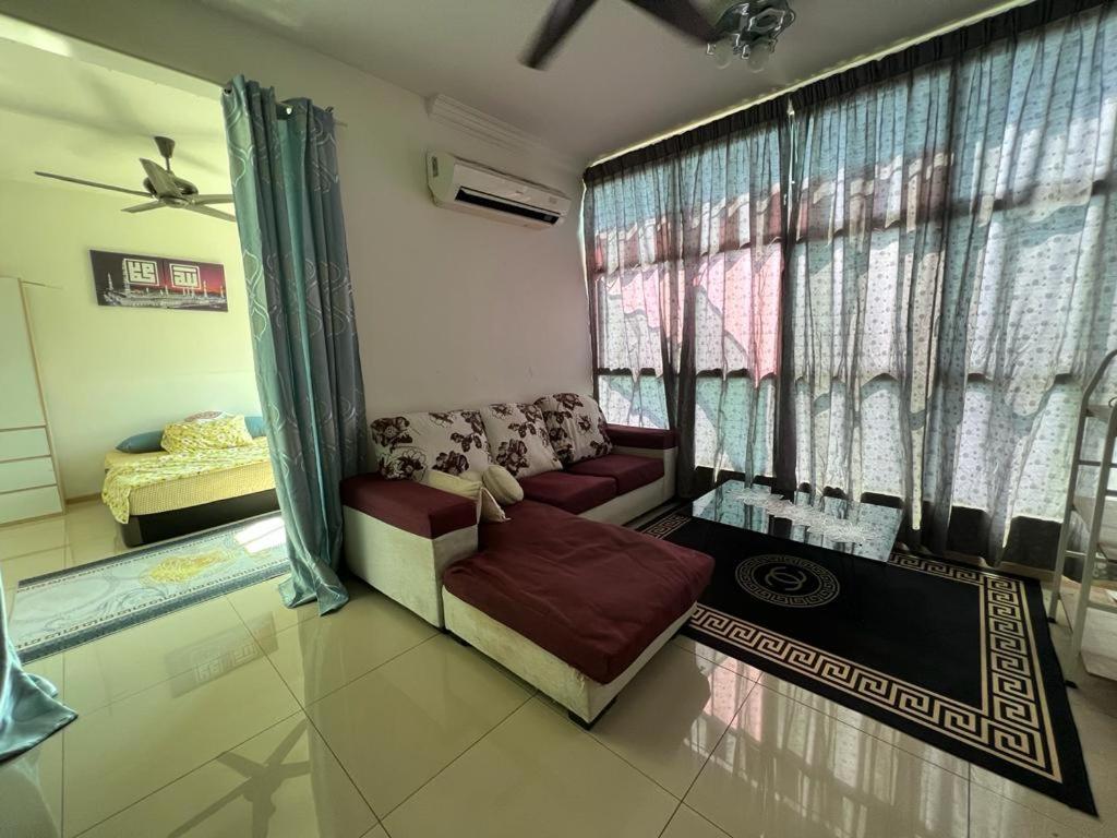 - un salon avec un canapé et une table dans l'établissement Vista Alam, à Shah Alam