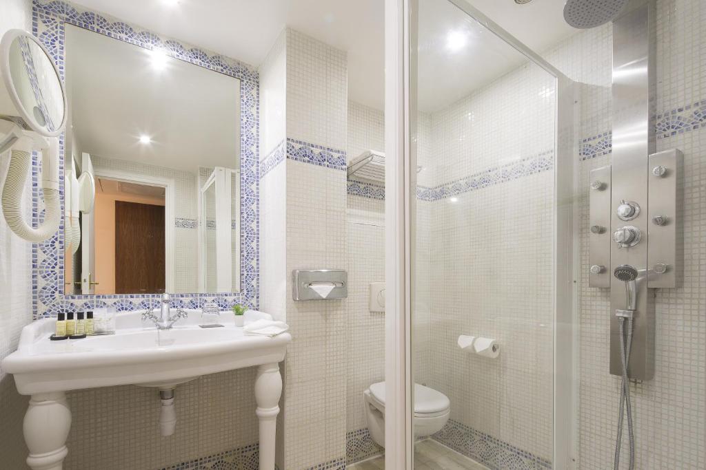 Um banheiro em Kleber Champs-Elysées Hôtel&Spa