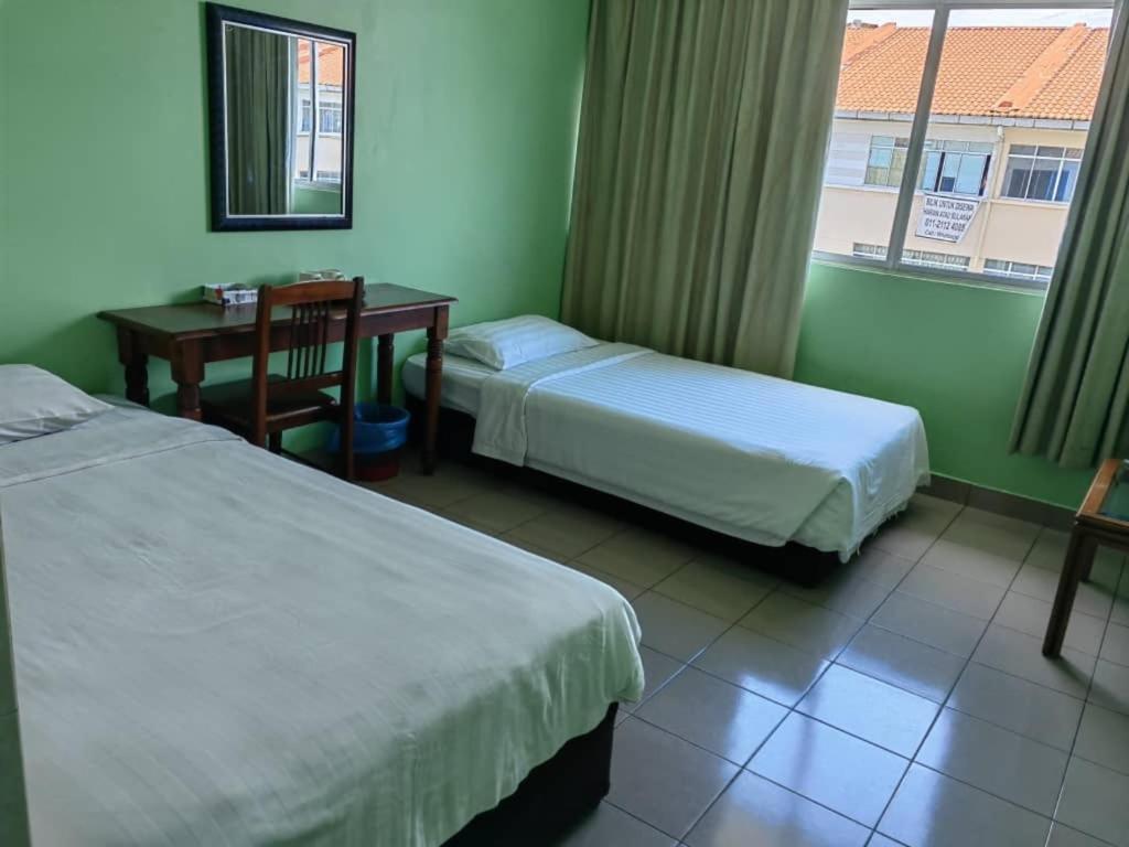 Postel nebo postele na pokoji v ubytování Century Hotel Inanam