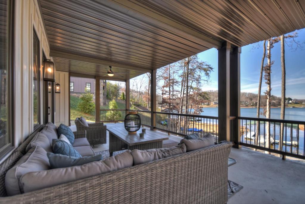 Sutton Cove Stunning lakefront luxury on Lake Chatuge, Hiawassee