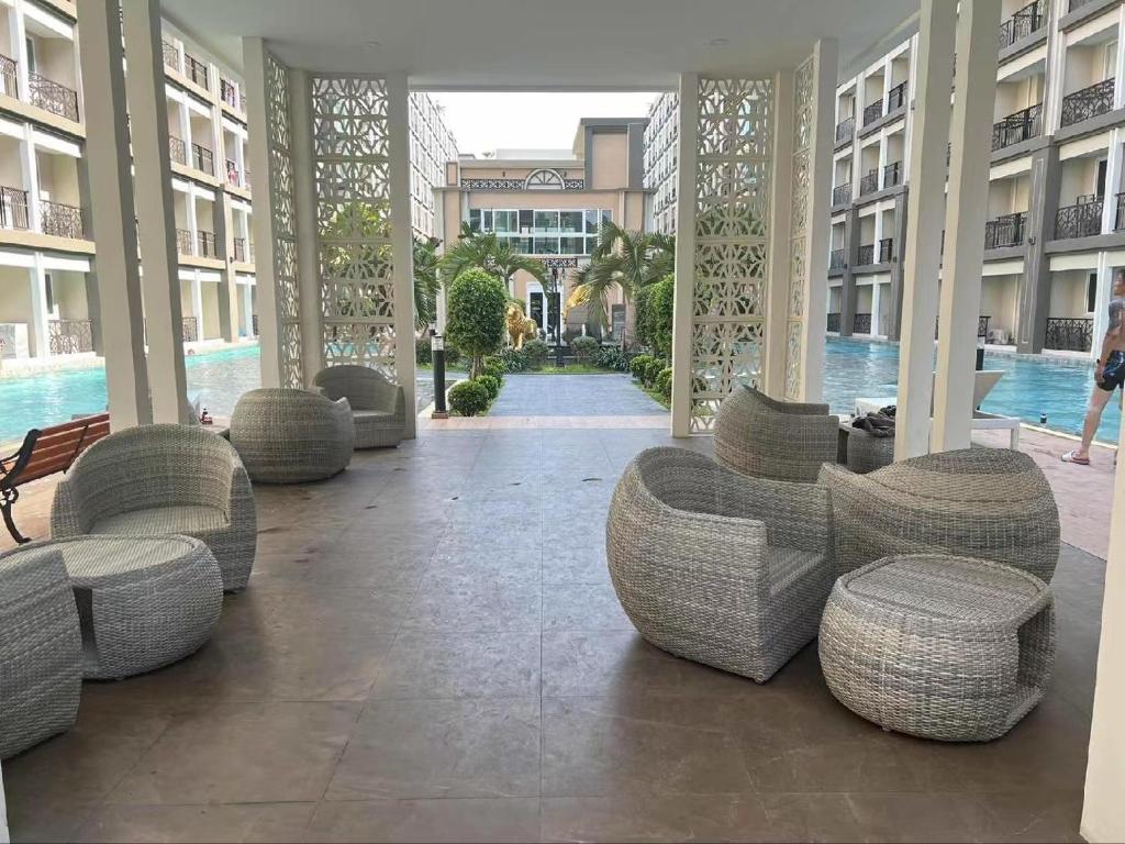 Khu vực ghế ngồi tại 芭堤雅爱意满满酒店式公寓高档水系全新中文可做饭