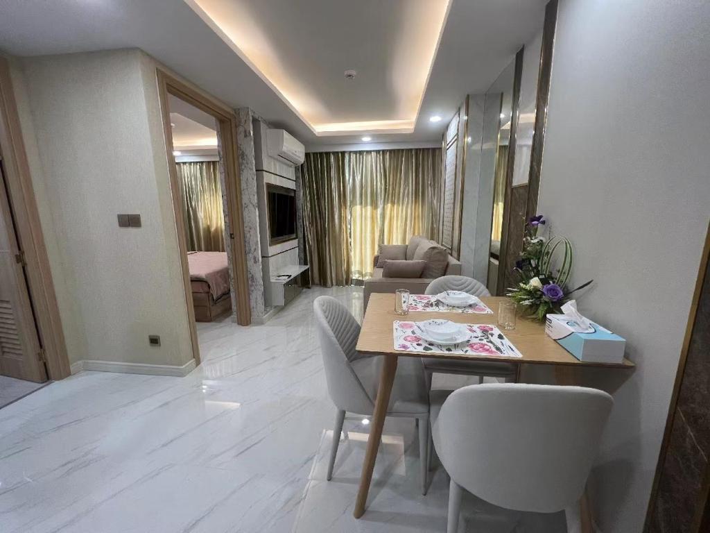 Khu vực ghế ngồi tại 芭堤雅爱意满满酒店式公寓高档水系全新中文可做饭