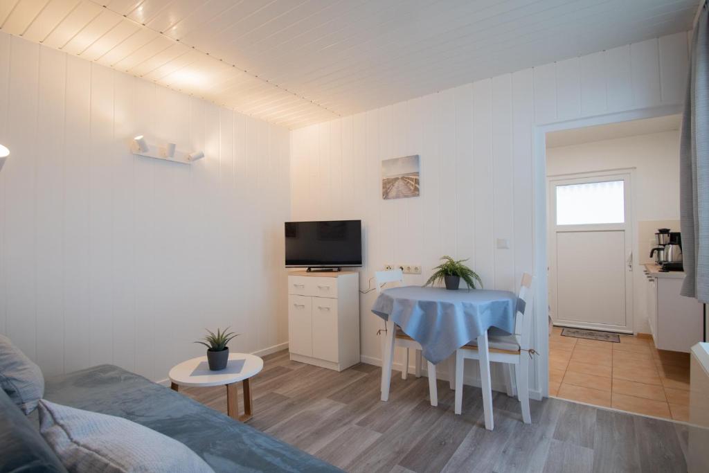 TV a/nebo společenská místnost v ubytování Tiny-Bungalow - zum Strand 50m