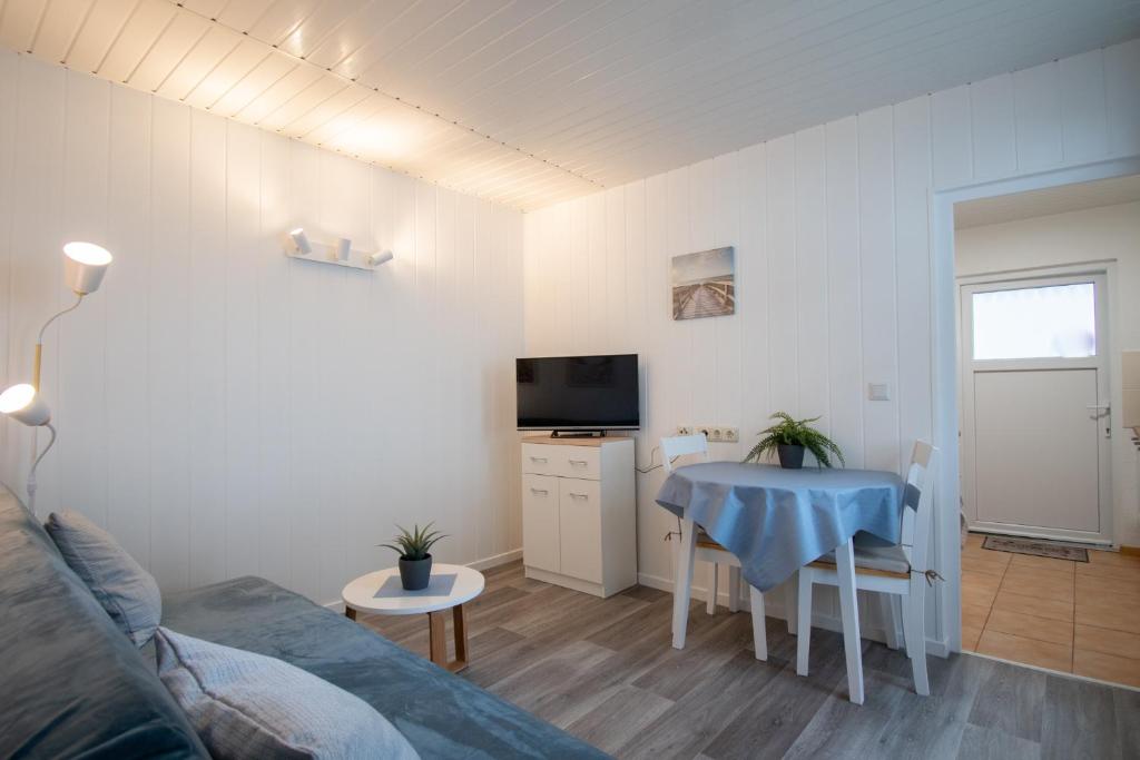 TV a/nebo společenská místnost v ubytování Tiny-Bungalow - zum Strand 50m