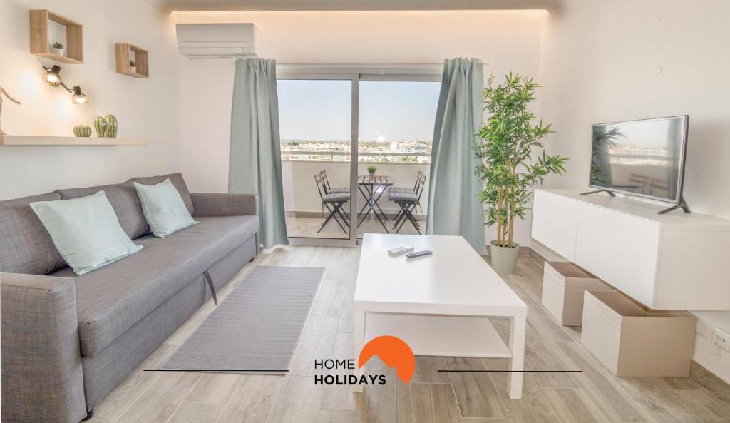 Vale de Pedrasにある#048 Sunrise by Home Holidaysのソファとテーブルのあるリビングルーム