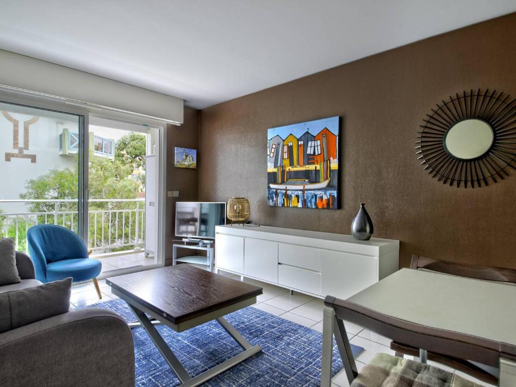 un salon avec un canapé et une table dans l'établissement Appartement T2 en Bord de Mer à Arcachon - Plage Privée, Parking, Balcon et WIFI - FR-1-433-45, à Arcachon