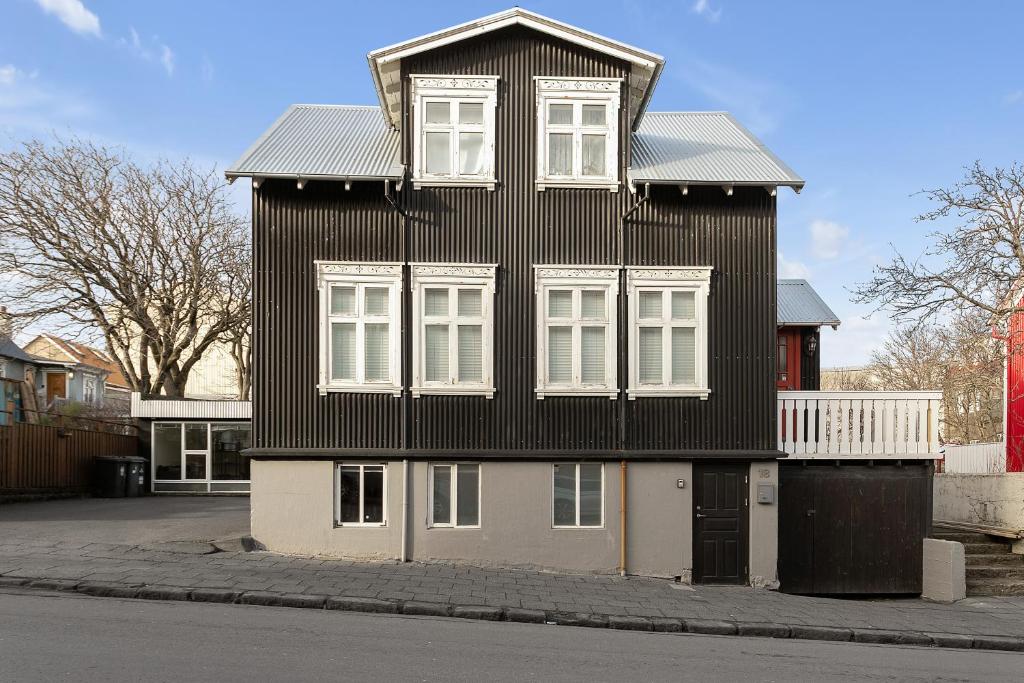 Baron Downtown Apartments - Superior One Bedroom Apartment