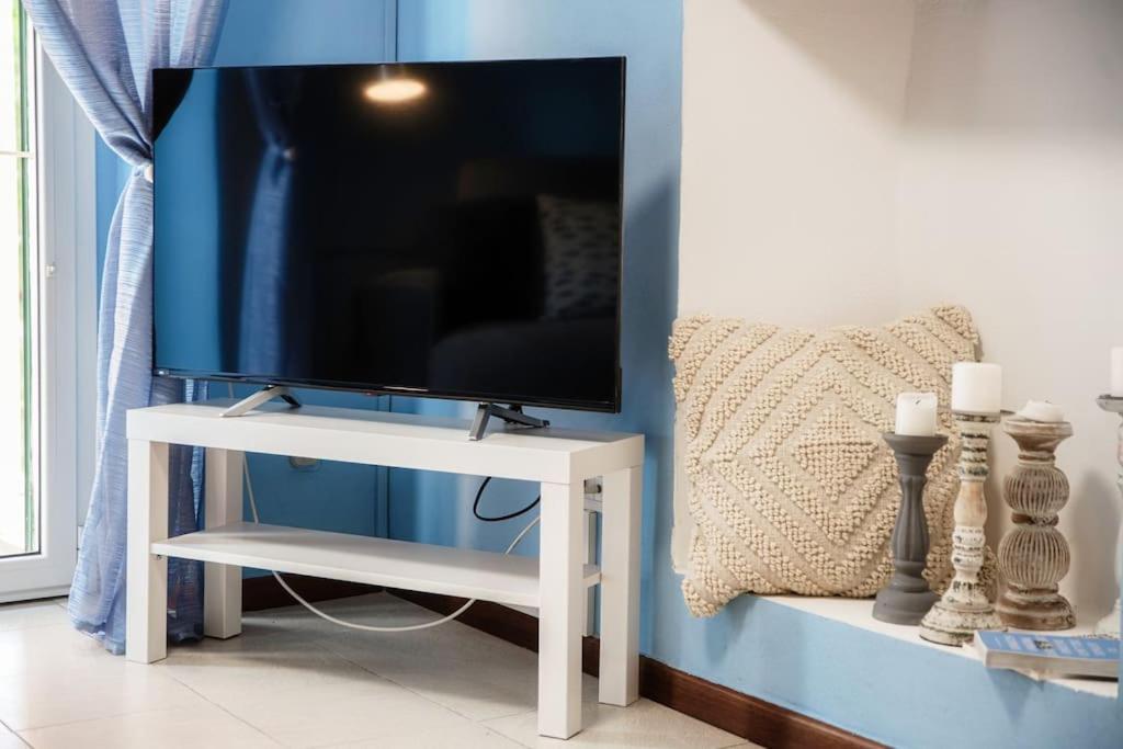 TV a/nebo společenská místnost v ubytování Lemon Tree Lake View - by MyHomeInComo