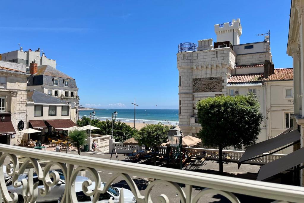 einen Balkon mit Blick auf den Strand in der Unterkunft Maison sablaise face à la Grande Plage - classée 4 in Les Sables-dʼOlonne