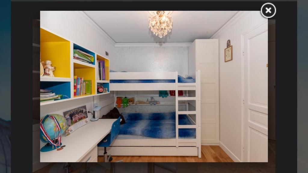 ein Kinderzimmer mit gelben und blauen Regalen in der Unterkunft Appartement Belle Feuille in Boulogne-Billancourt