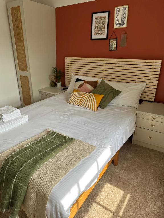 1 dormitorio con 1 cama grande y paredes rojas en The Highland Drove, en Great Salkeld