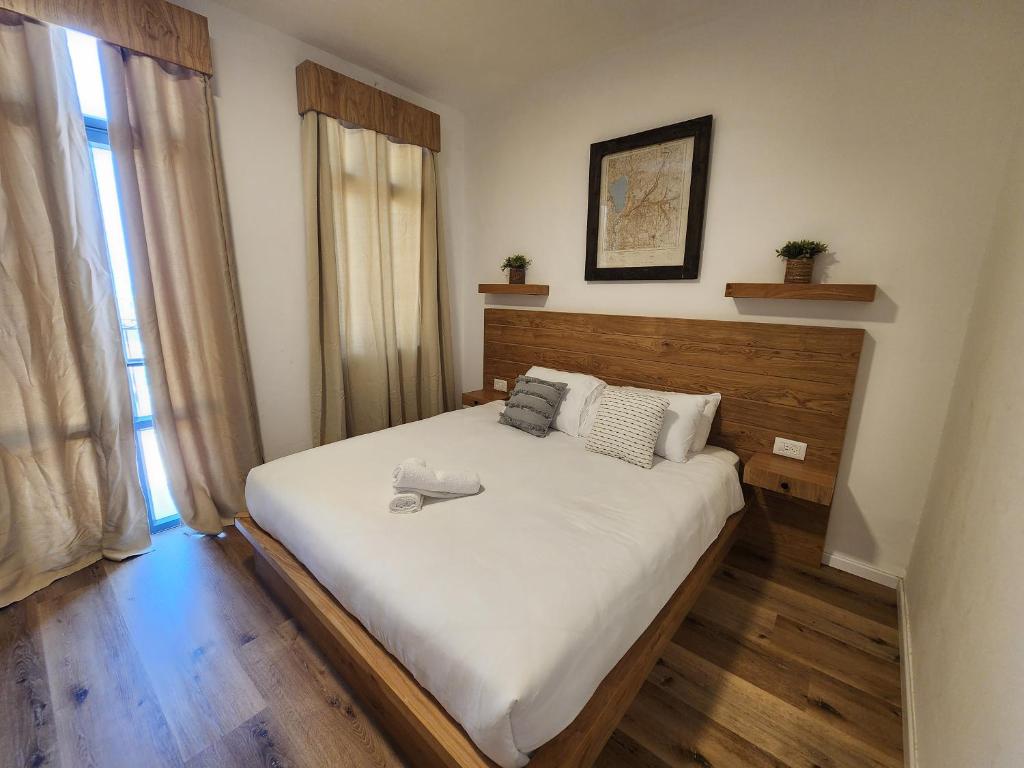 Postel nebo postele na pokoji v ubytování מלון טיבריא