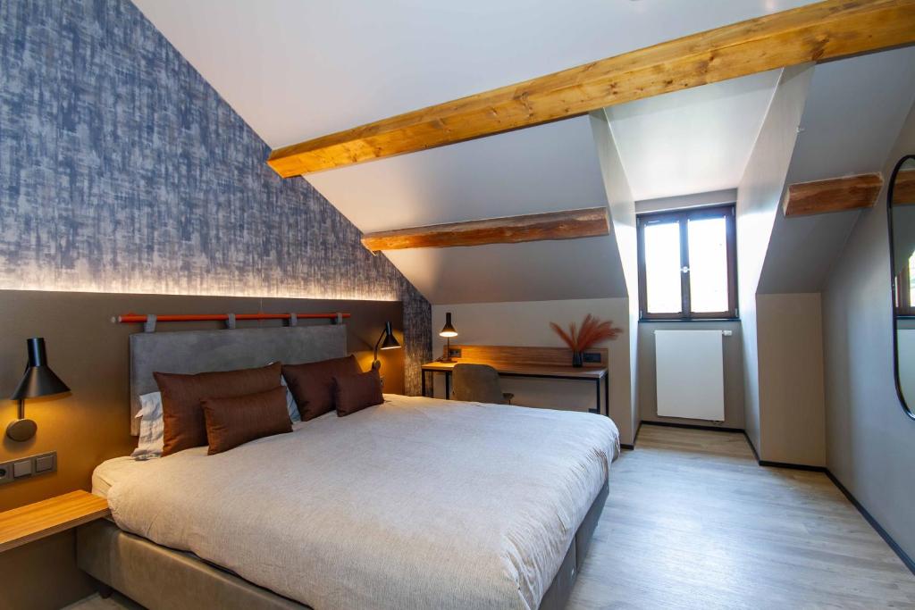 a bedroom with a large bed and a window at DAS Hotel by Hopfenschlingel in Rastatt