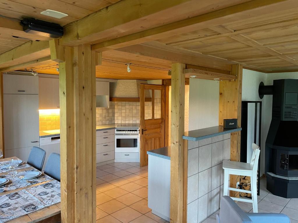 a kitchen with wooden ceilings and a kitchen with a stove at Edelweiss 4 Zi Ferienwohnung in Landhaus in Frutigen