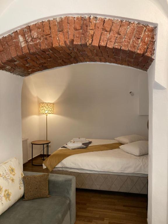 una camera con un letto e un soffitto in mattoni di Historical Center Residence - Old Town Sibiu a Sibiu