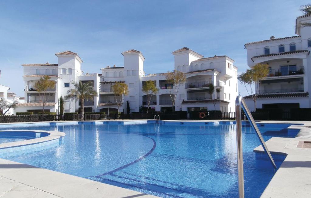 una gran piscina frente a un edificio en Villa en La Torre Golf Resort by Rental Olé, en Torre-Pacheco