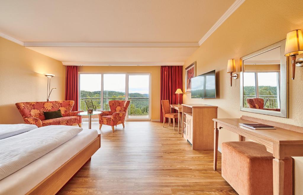 TV a/nebo společenská místnost v ubytování Hotel Kronelamm im Schwarzwald