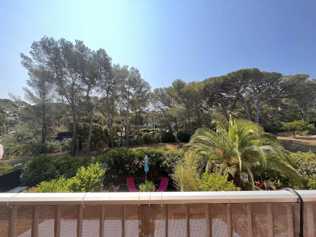 d'un balcon avec vue sur le jardin. dans l'établissement Appartement 2 pièces avec terrasse et parking à 400m de la plage – Saint Aygulf - FR-1-226A-88, à Saint-Aygulf