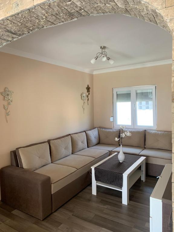 salon z kanapą i stołem w obiekcie Apartments Neira near Dubrovnik w mieście Ivanica