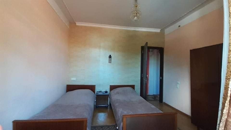 Postel nebo postele na pokoji v ubytování Rachvela's Guest House