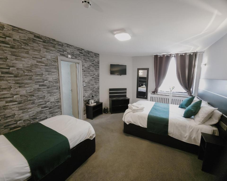 Un pat sau paturi într-o cameră la Level Inn
