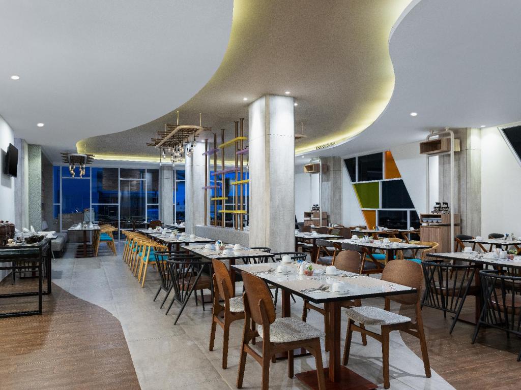 Restaurace v ubytování Harper Banjarmasin by ASTON