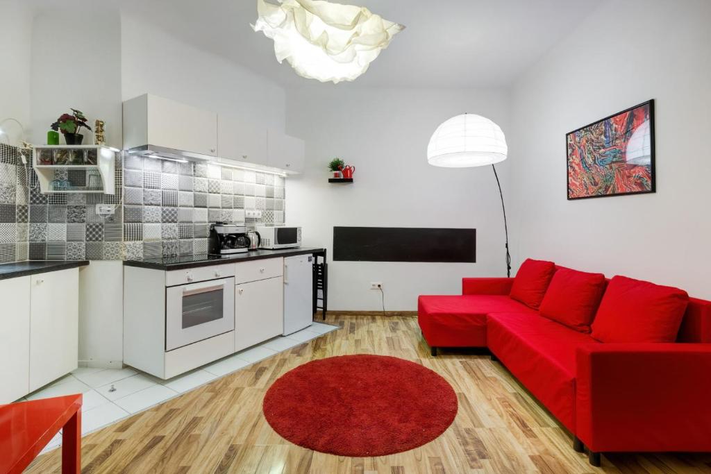 ブダペストにあるJulie's flatのリビングルーム(赤いソファ、赤い敷物付)